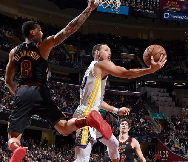 他在篮板球 他在篮板球